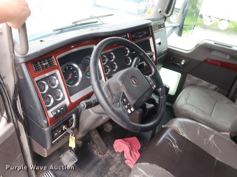 image for item DF3705 2006 Kenworth T600 semi truck