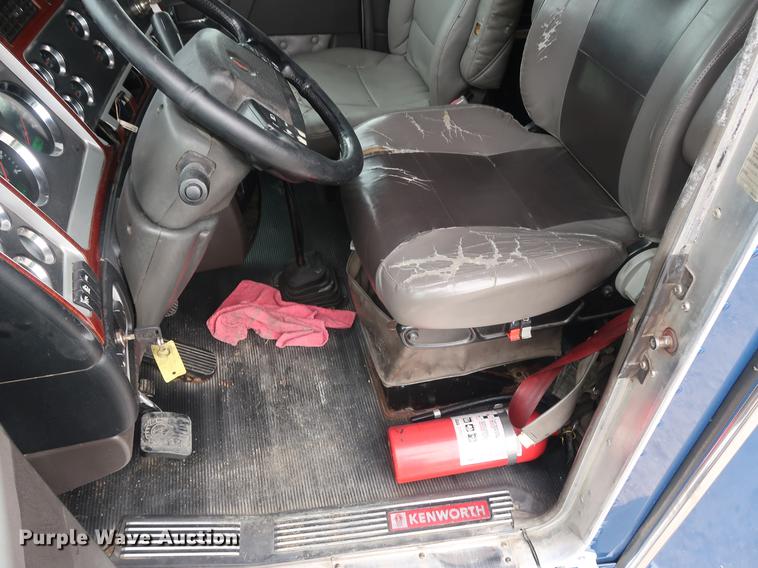 image for item DF3705 2006 Kenworth T600 semi truck