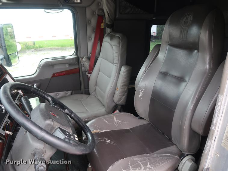 image for item DF3705 2006 Kenworth T600 semi truck