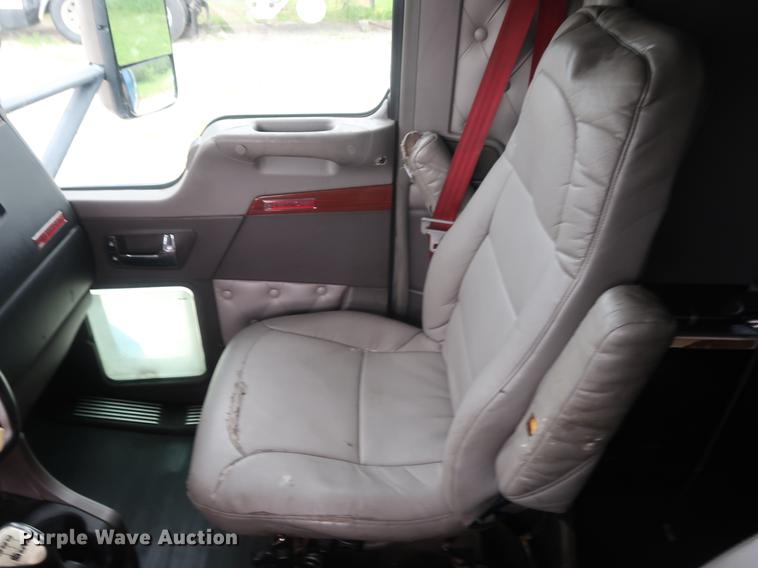 image for item DF3705 2006 Kenworth T600 semi truck