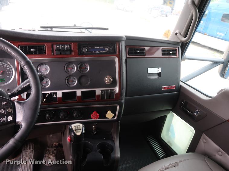 image for item DF3705 2006 Kenworth T600 semi truck