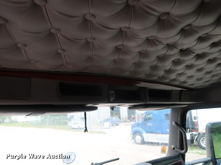 image for item DF3705 2006 Kenworth T600 semi truck