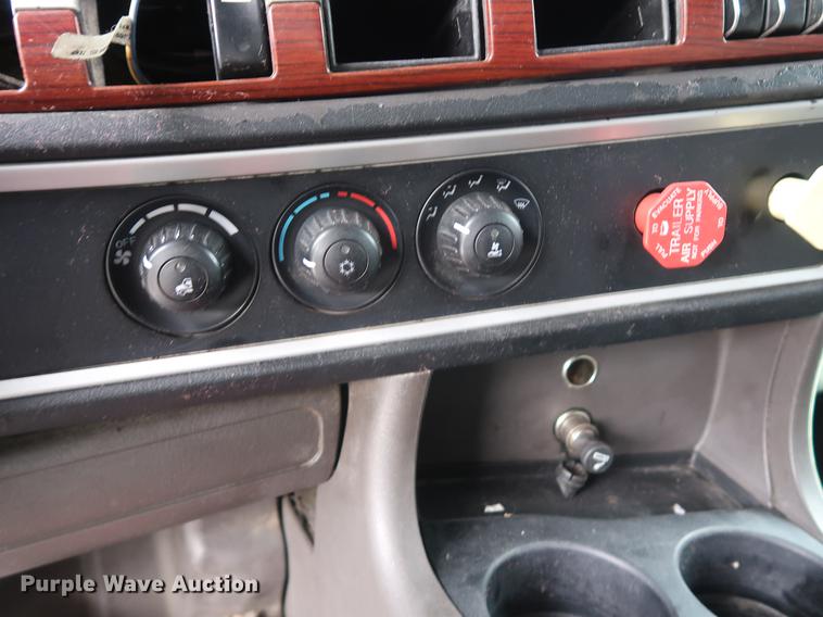 image for item DF3705 2006 Kenworth T600 semi truck