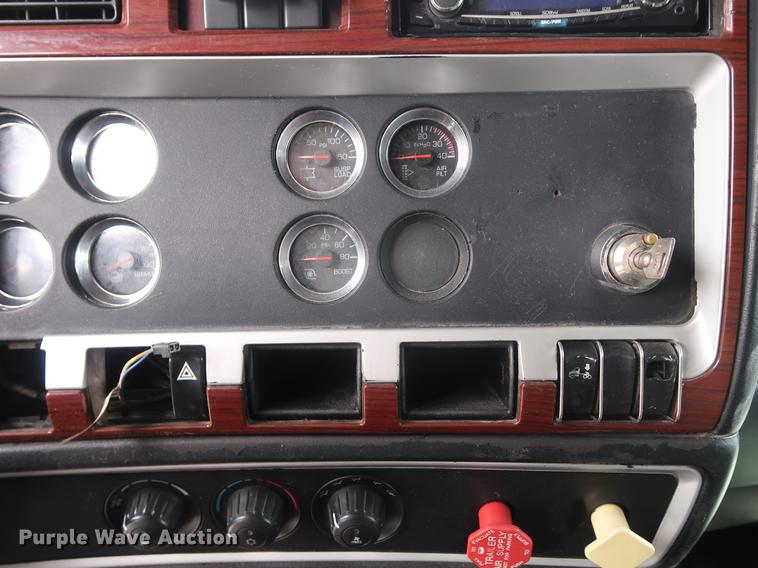 image for item DF3705 2006 Kenworth T600 semi truck