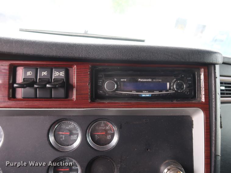 image for item DF3705 2006 Kenworth T600 semi truck