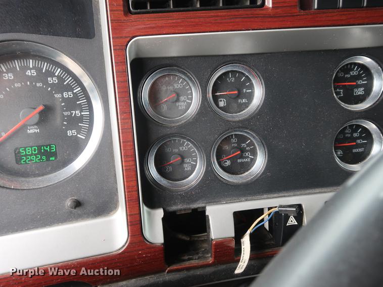 image for item DF3705 2006 Kenworth T600 semi truck