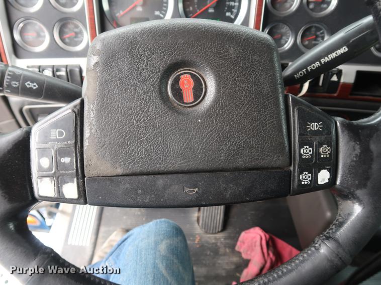 image for item DF3705 2006 Kenworth T600 semi truck