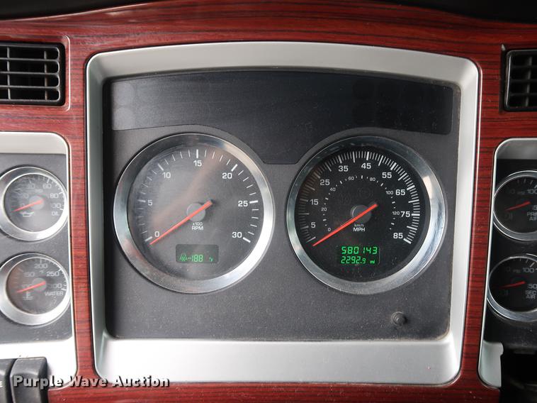 image for item DF3705 2006 Kenworth T600 semi truck