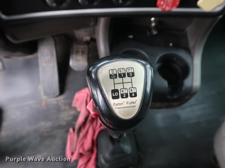 image for item DF3705 2006 Kenworth T600 semi truck