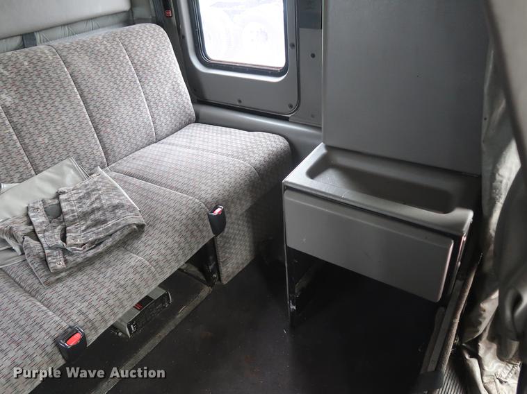 image for item DF3705 2006 Kenworth T600 semi truck