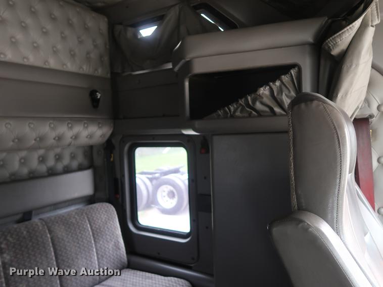 image for item DF3705 2006 Kenworth T600 semi truck