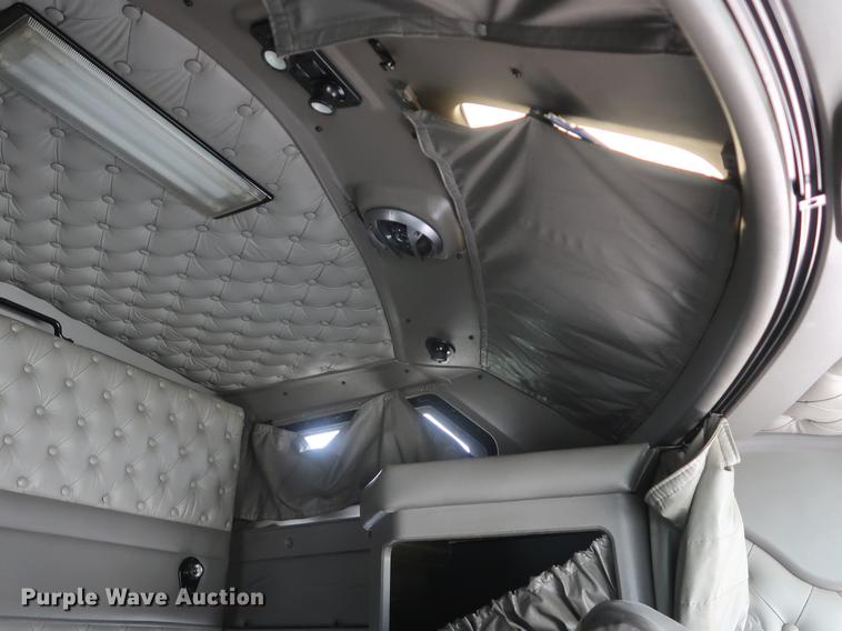 image for item DF3705 2006 Kenworth T600 semi truck