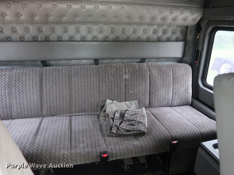 image for item DF3705 2006 Kenworth T600 semi truck