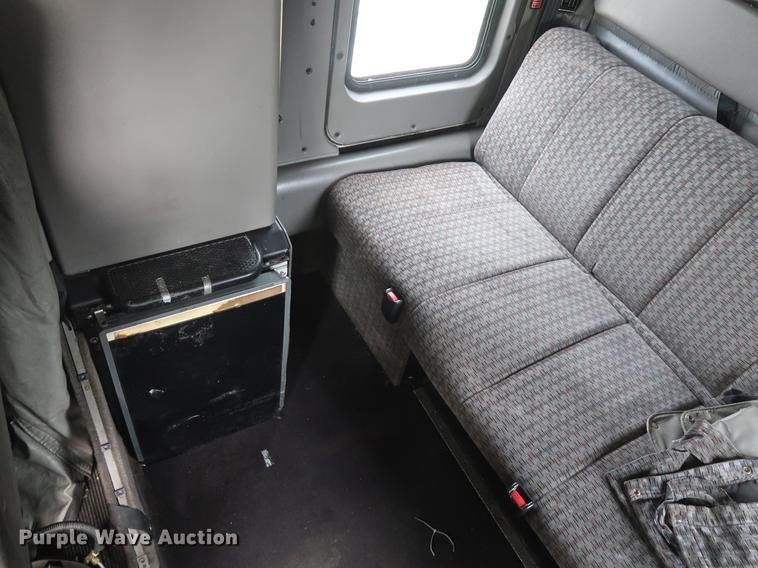 image for item DF3705 2006 Kenworth T600 semi truck