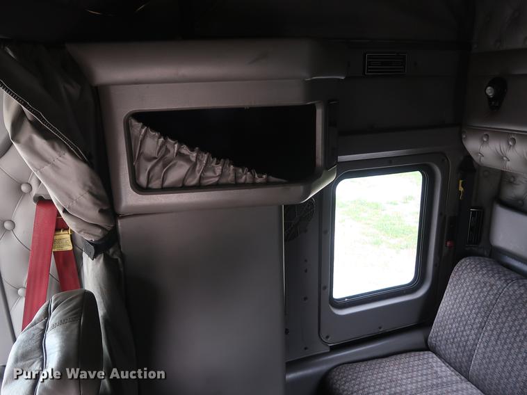 image for item DF3705 2006 Kenworth T600 semi truck