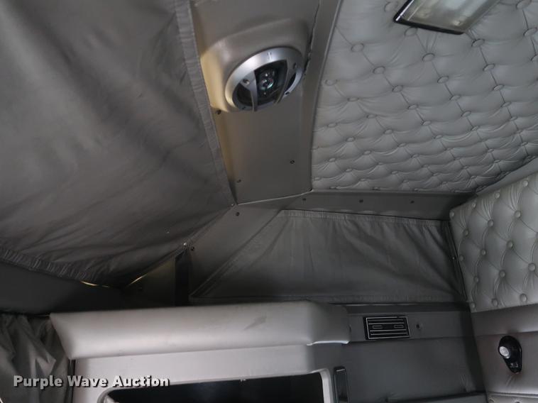 image for item DF3705 2006 Kenworth T600 semi truck