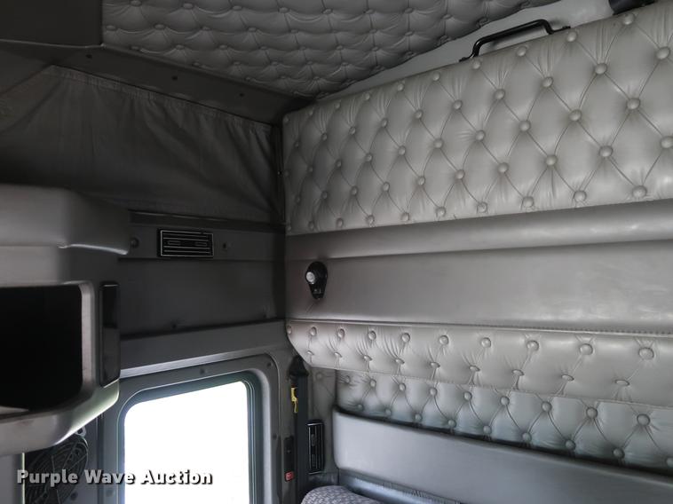 image for item DF3705 2006 Kenworth T600 semi truck