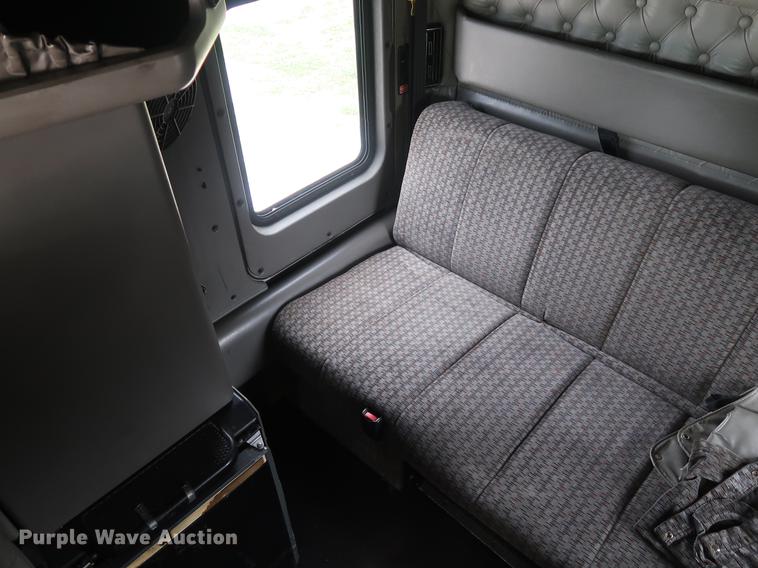 image for item DF3705 2006 Kenworth T600 semi truck