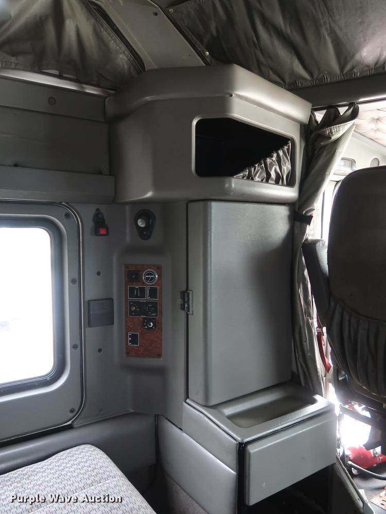 image for item DF3705 2006 Kenworth T600 semi truck