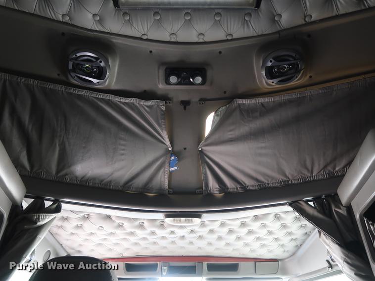 image for item DF3705 2006 Kenworth T600 semi truck