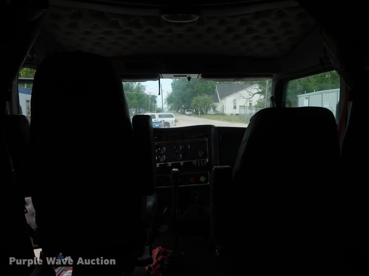 image for item DF3705 2006 Kenworth T600 semi truck