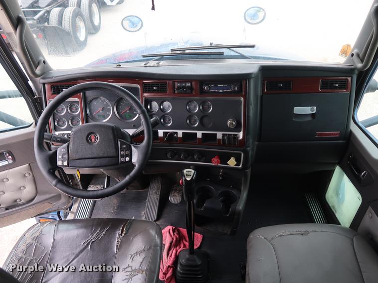 image for item DF3705 2006 Kenworth T600 semi truck