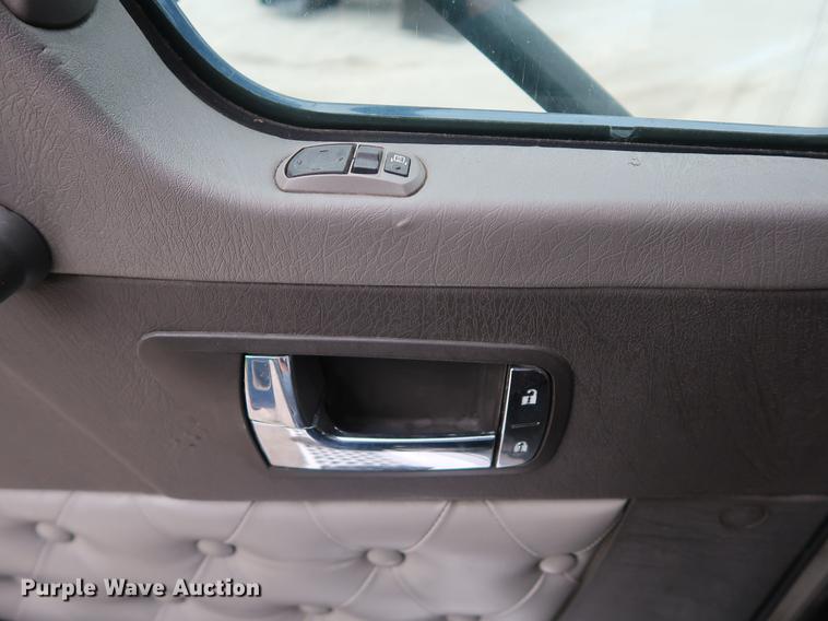 image for item DF3705 2006 Kenworth T600 semi truck