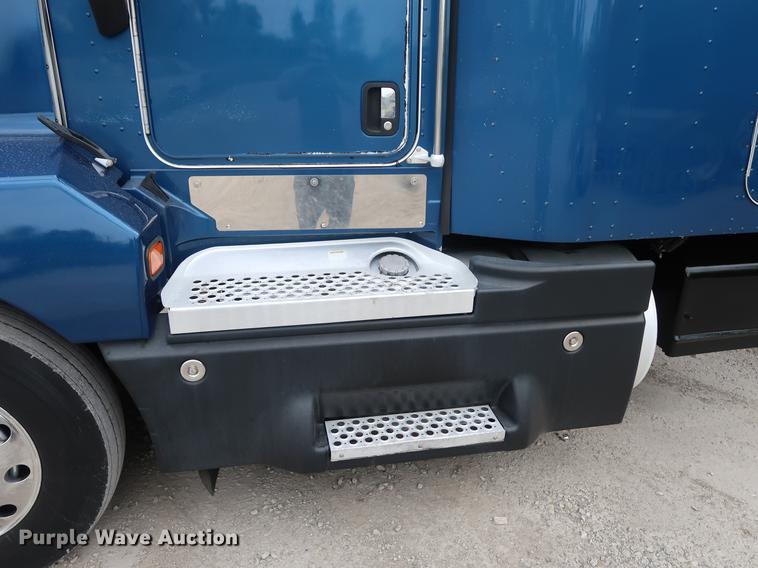 image for item DF3705 2006 Kenworth T600 semi truck