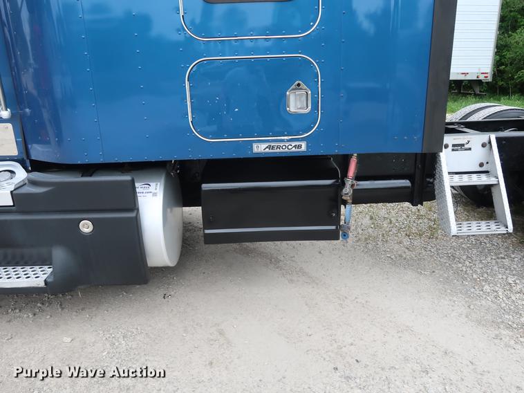 image for item DF3705 2006 Kenworth T600 semi truck