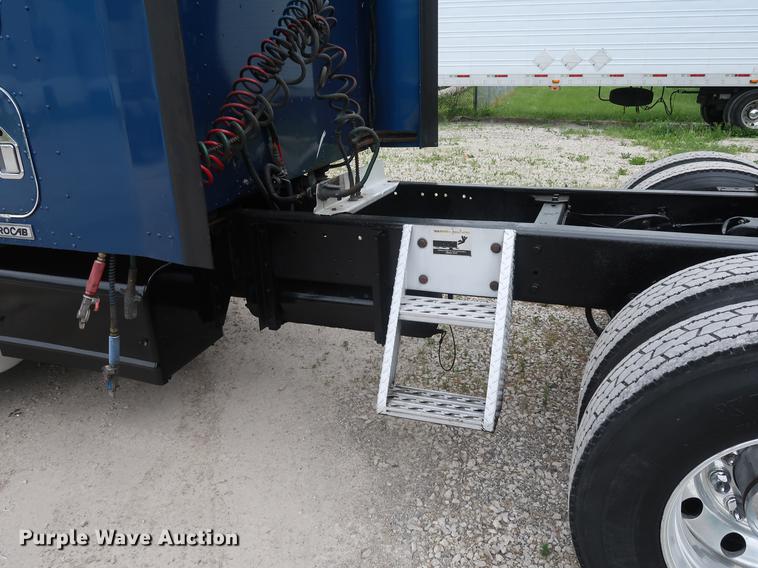 image for item DF3705 2006 Kenworth T600 semi truck