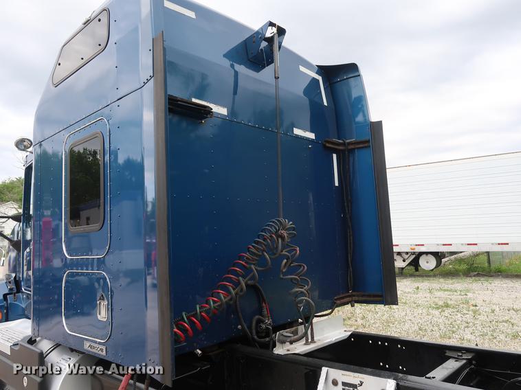 image for item DF3705 2006 Kenworth T600 semi truck