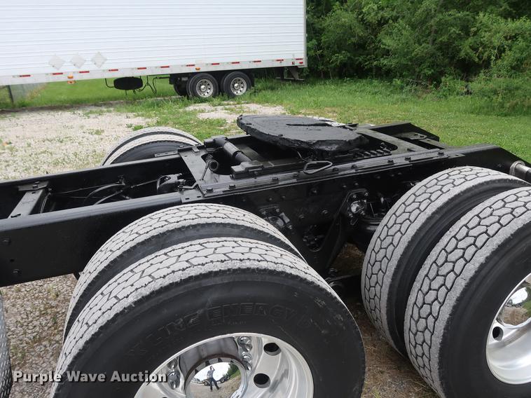 image for item DF3705 2006 Kenworth T600 semi truck