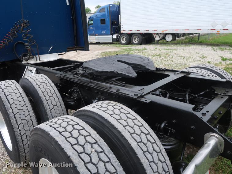 image for item DF3705 2006 Kenworth T600 semi truck