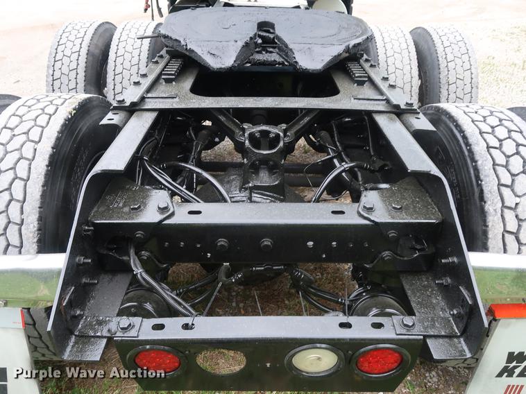 image for item DF3705 2006 Kenworth T600 semi truck