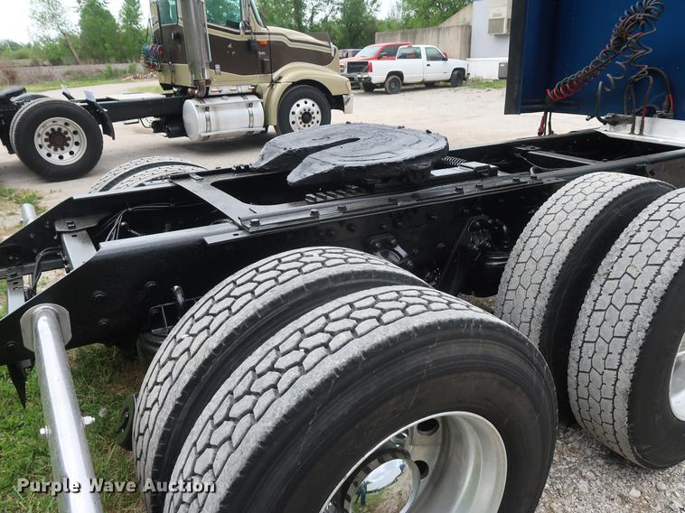 image for item DF3705 2006 Kenworth T600 semi truck