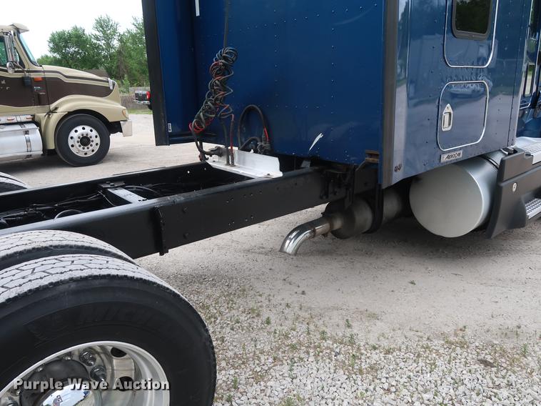 image for item DF3705 2006 Kenworth T600 semi truck