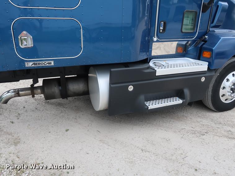image for item DF3705 2006 Kenworth T600 semi truck