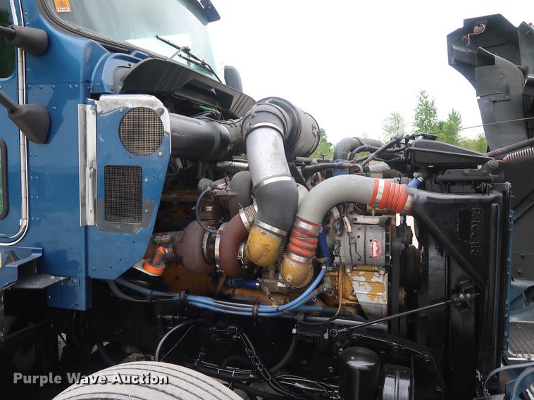 image for item DF3705 2006 Kenworth T600 semi truck