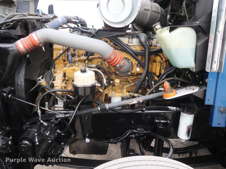 image for item DF3705 2006 Kenworth T600 semi truck