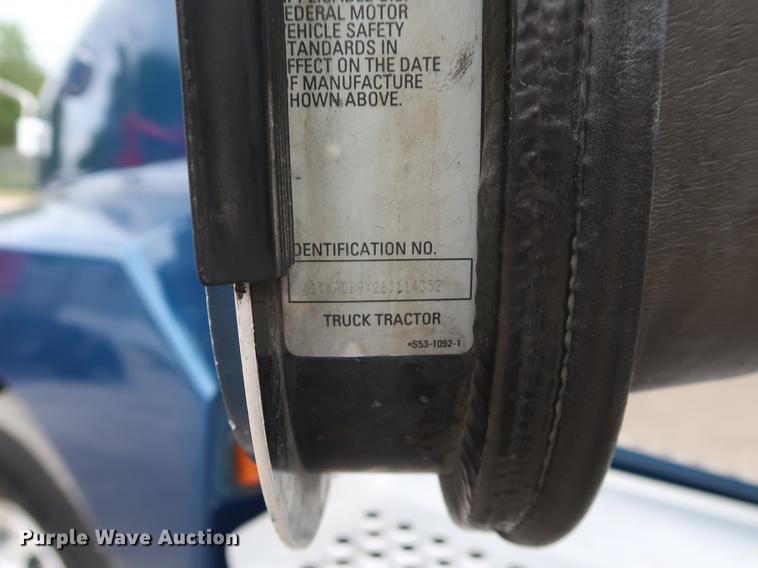 image for item DF3705 2006 Kenworth T600 semi truck