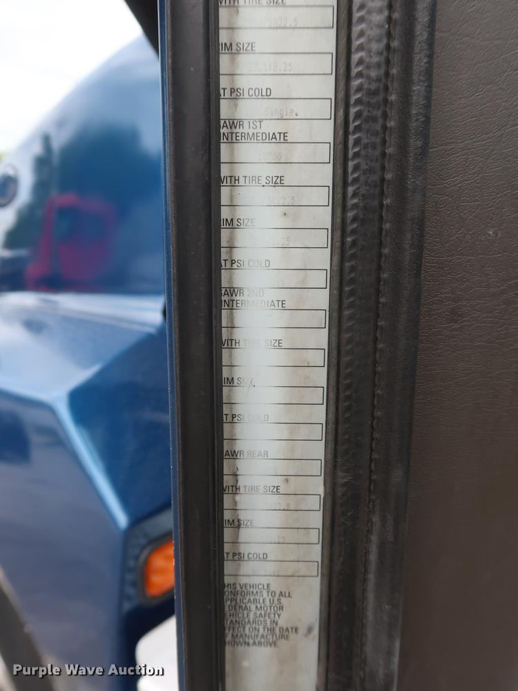 image for item DF3705 2006 Kenworth T600 semi truck