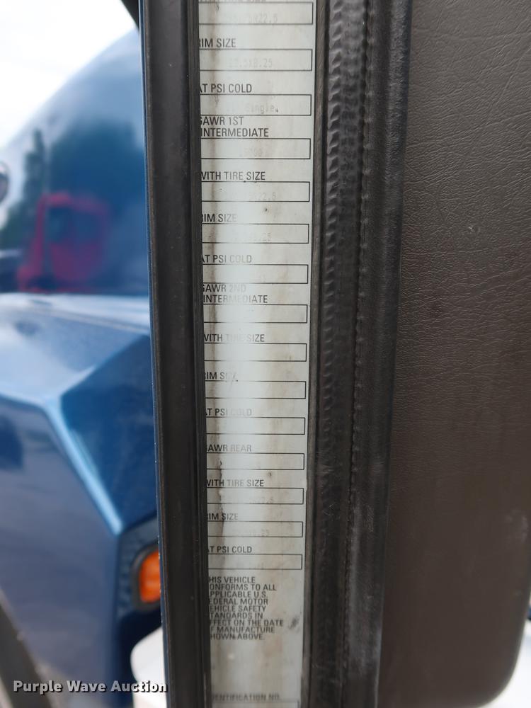 image for item DF3705 2006 Kenworth T600 semi truck