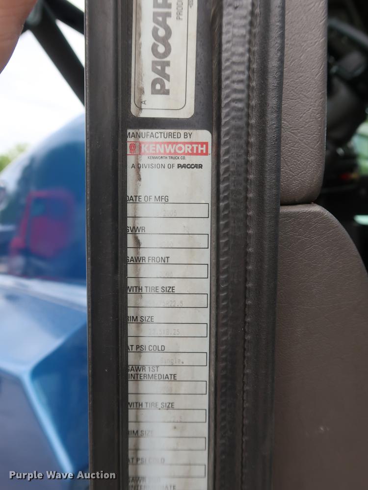 image for item DF3705 2006 Kenworth T600 semi truck