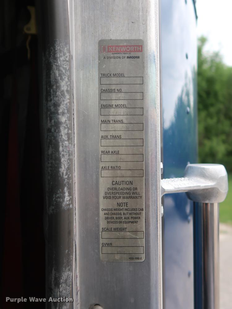 image for item DF3705 2006 Kenworth T600 semi truck