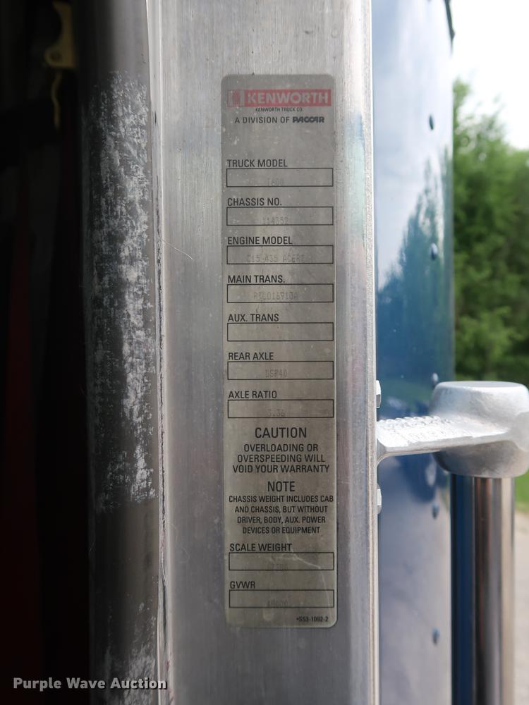image for item DF3705 2006 Kenworth T600 semi truck