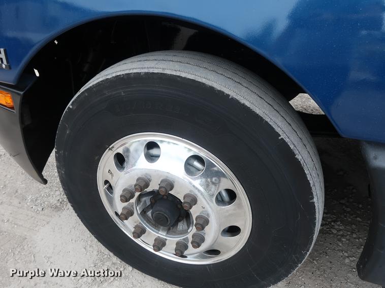 image for item DF3705 2006 Kenworth T600 semi truck