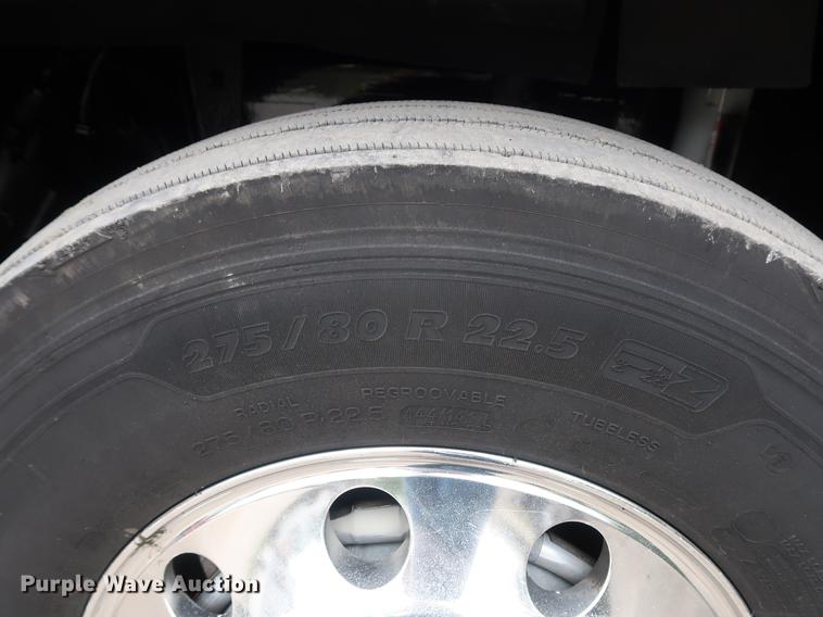 image for item DF3705 2006 Kenworth T600 semi truck