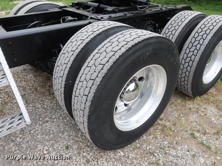 image for item DF3705 2006 Kenworth T600 semi truck