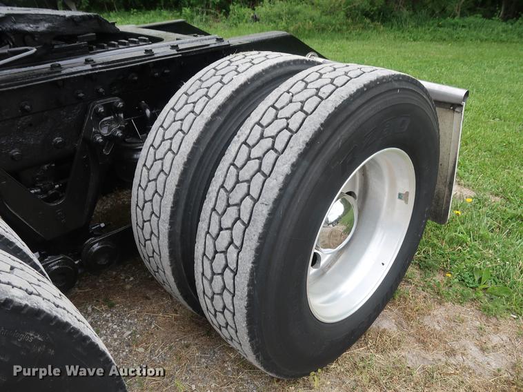 image for item DF3705 2006 Kenworth T600 semi truck