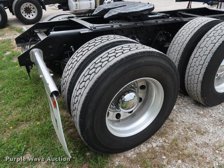 image for item DF3705 2006 Kenworth T600 semi truck